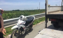 Chiếc xe máy chở hai nạn nhân.