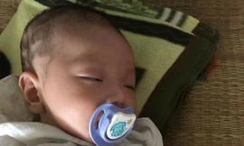 Hiện bé trai đang được công an chăm sóc.