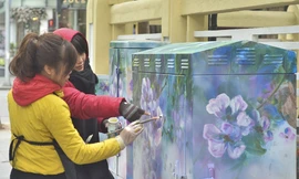 VIDEO: Đôi bàn tay khéo léo của họa sĩ trang điểm cho tủ điện ở Hà Nội