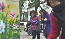 Hàng loạt tủ điện trên vỉa hè Hà Nội 'thay áo mới' đón Tết