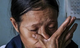 Chị Hằng bật khóc khi kể lại câu chuyện. Ảnh: Thanh Hà