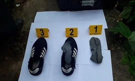 Đôi giày của nghi phạm bỏ lại gần hiện trường. Ảnh: Công an Hưng Yên.