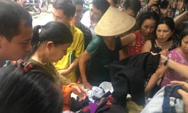 Quần áo ủng hộ giúp đỡ những người bị ảnh hưởng sau vụ cháy.