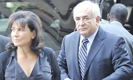 Mặc cho các cáo buộc về tội cưỡng dâm, vợ chồng Strauss Kahn vẫn luôn sát cánh bên nhau