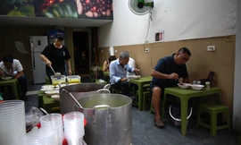Quán cháo đậu cà đặc sản Hà Nội bán hơn 300 bát ngày nắng nóng