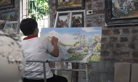 Xem nghệ nhân vẽ tranh gốm sứ Kim Lan ngàn năm tuổi