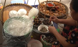 Độc đáo món bún ốc nguội thanh mát trong những ngày hè oi bức của Hà Nội