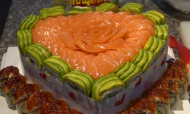 Bánh sinh nhật cá hồi độc lạ, mỗi tháng tiêu thụ gần 2 tấn cá 