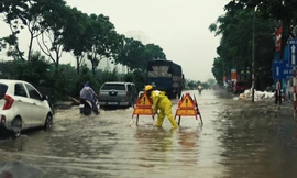 Clip: Hà Nội đón mưa lớn, công nhân thoát nước căng mình điều tiết chống ngập