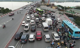 Ùn tắc kéo dài tại nút thắt cổ chai trên cầu Vĩnh Tuy