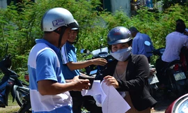 Bán bài giải đề thi giả trước cổng trường