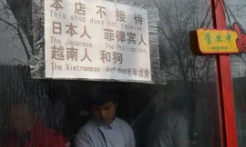 Tấm biển kì thị chủng tộc gây phẫn nộ trong cộng đồng quốc tế