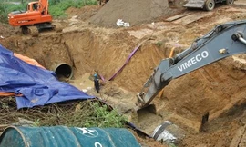Hiện trường đường ống nước sông Đà bị vỡ.