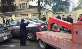 Dẹp loạn ô tô chiếm vỉa hè Sở Xây dựng Hà Nội