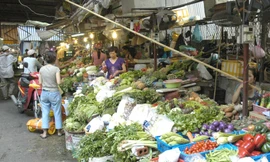 Chợ cóc luôn rình rập tăng giá theo lương. Ảnh: Hồng Vĩnh