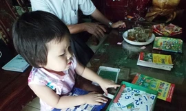 Bé gái 4 tuổi chưa học đã biết đọc, biết viết