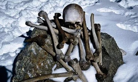 Bí ẩn hồ xương người ở Ấn Độ