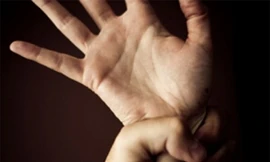 Ngồi tù vì dùng "của quý" đánh vợ