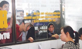 Hành khách tranh nhau mua vé tại bến xe Đà Nẵng