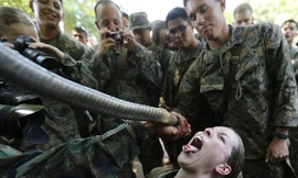 Nữ binh Mỹ luyện uống huyết rắn để sinh tồn