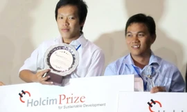 Duy Linh (trái) và Ngọc Anh nhận giải thưởng và tài trợ. Ảnh: Thanh Chương