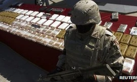 Xả súng 12 cảnh sát Mexico thiệt mạng