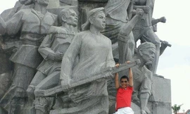 Hiệp Gà thanh minh việc "đánh đu" tượng đài lịch sử