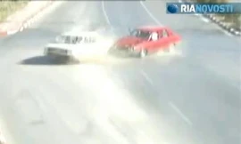 Xe liên tục 'tự tử' ở ngã tư