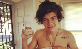 One Direction thi nhau lột áo khoe hình xăm