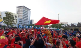 CĐV Việt Nam 'nhuộm đỏ' sân Rajamangala tiếp lửa đội nhà đấu Thái Lan
