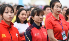 Nguyễn Thị Oanh, Lê Thị Tuyết và Lễ Thượng cờ đầy cảm xúc tại Tiền Phong Marathon 2025