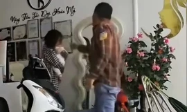 Chồng đánh dã man vợ đang ôm con thơ ở Long An gây phẫn nộ 