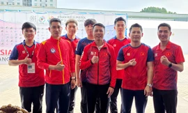 Xạ thủ Hà Minh Thành (thứ 2 từ phải sang) cùng ban huấn luyện và đồng đội tại Cúp bắn súng châu Á 2025. 