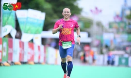 Tiếng Quốc ca nơi cổng Nghĩa trang đường 9 của runner Tiền Phong Marathon 2025