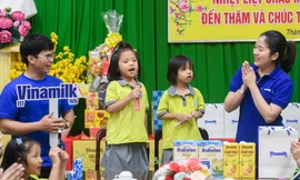 Vinamilk tặng hàng nghìn phần quà Tết cho trẻ em, công nhân trước thềm năm mới Ất Tỵ 