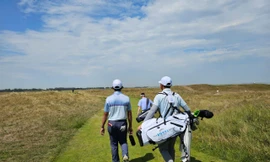 Nguyễn Anh Minh làm caddie trước ngày phát bóng lịch sử tại The Amateur Championship 