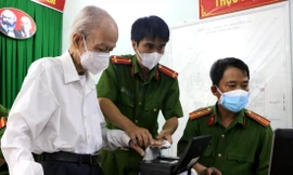 Công an TPHCM làm thủ tục cấp, đổi CCCD gắn chip cho người dân 