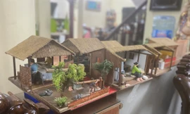 Mô hình tái hiện lại các công đoạn làm giấy dó của người làng Yên Thái được đặt tại nhà ông Vũ Duy Thiệu