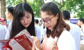 Học sinh THPT tham gia ngày hội tư vấn tuyển sinh Ảnh: Như Ý 