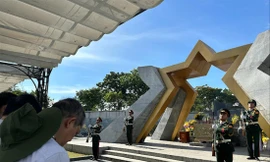 Một buổi hành lễ ở Nghĩa trang liệt sỹ quốc gia Đường 9ảnh: Sỹ Lực 