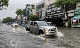Mưa không ngớt, đường phố Đà Nẵng biến thành sông Ảnh: T.T
