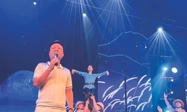 Ca sĩ Hoàng Tùng đi hát ảnh: NVCC