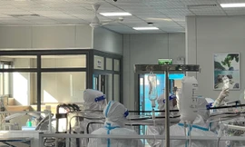 Đưa bệnh nhân vào cáng áp lực âm đi BV ĐH Y Hà Nội nút mạch Ảnh: thái hà