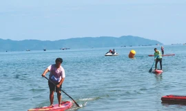 Tại Đà Nẵng, chèo SUP hiện đang là xu hướng của du khách, đặc biệt là các bạn trẻ