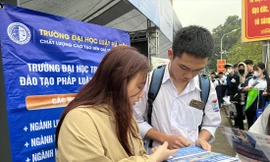 Thí sinh tìm hiểu thông tin tuyển sinh năm 2024 Ảnh: Nghiêm Huê 