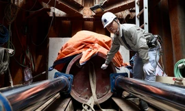 Các kỹ sư trên công trường trò chuyện cùng nhóm phóng viên