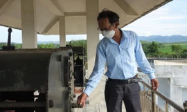 Thiết kế vận hành điện nhưng cống ngăn mặn sông Rớ đang phải quay bằng tay Ảnh: NN 