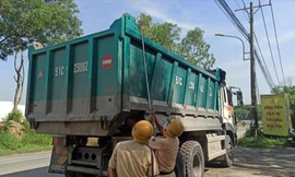 CSGT TPHCM mạnh tay xử lý tình trạng xe quá khổ, quá tải, cơi nới thùng hàngẢnh: HỮU HUY 