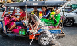 Người dân địa phương bắn súng nước