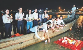 Thí sinh dự thi Hoa hậu Việt Nam 2024 thả hoa đăng trên dòng sông Thạch Hãn Ảnh: Hồng Vĩnh